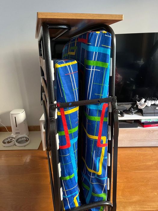 2 camas dobráveis com colchão - móvel de abrir e fechar com mesinha