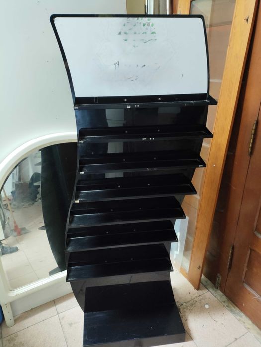 Expositor de parteleiras com rodas movivel