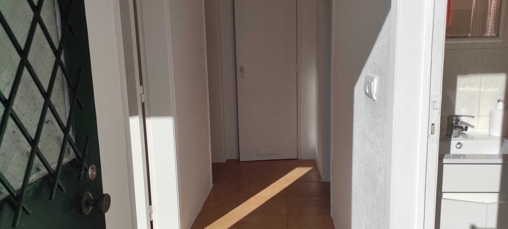 Arrenda-se moradia com dois quartos