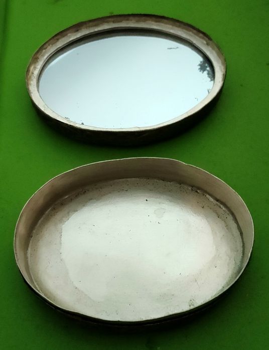 Caixa Oval em Metal c/ Tampa em Porcelana c/Espelho