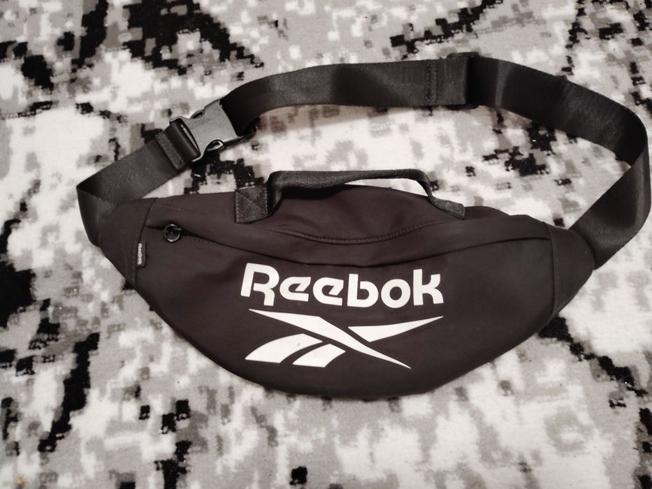 Nerka Reebok  używana parę razy ma  2 małe plamy