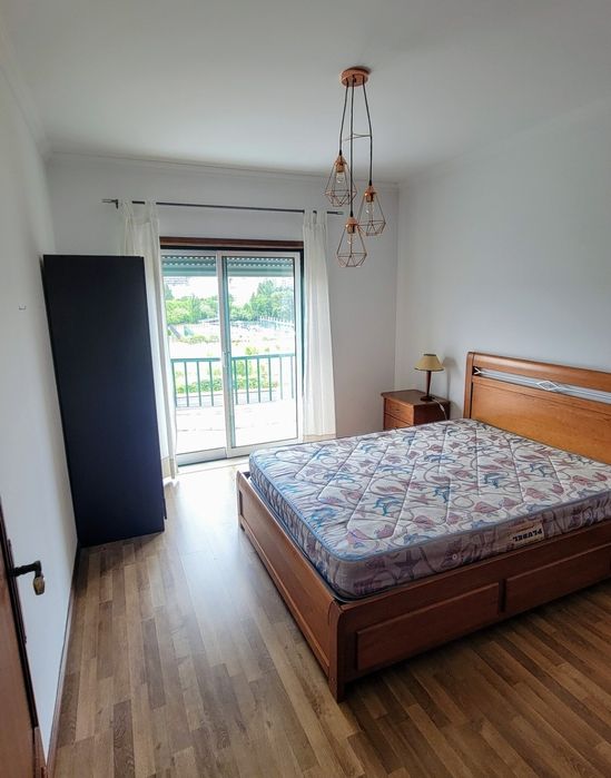 Cama de casal com gavetōes e mesinha de cabeceira