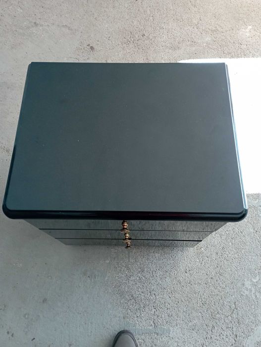 Cama pintada de preto, com 1 camiseiro pequeno 3gav.1 alto 5 gavetas