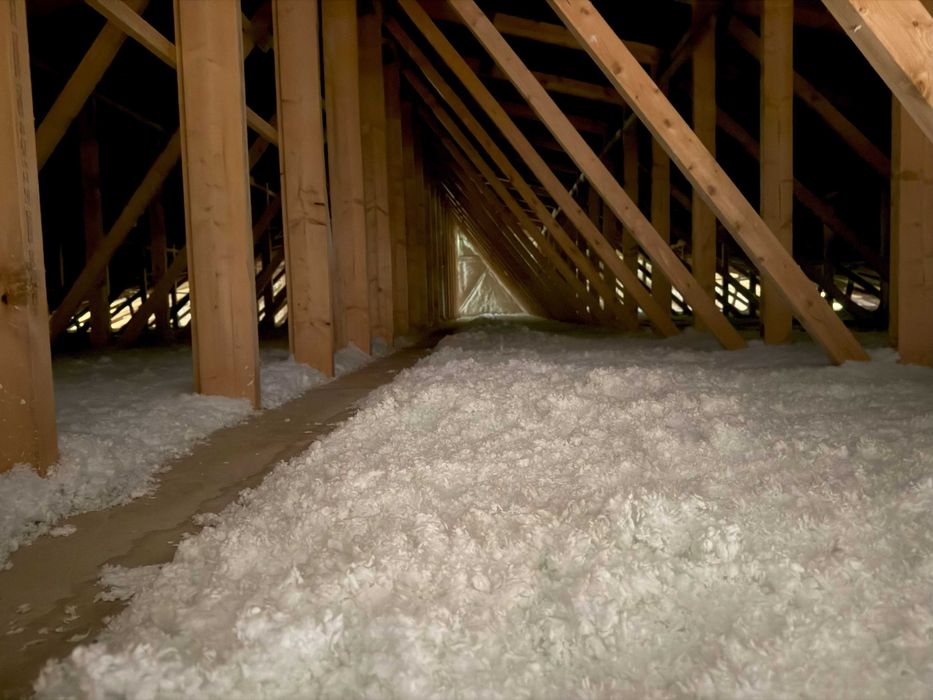 Ocieplenie domu izolacje celuloza wdmuchiwanie docieplanie poddasza