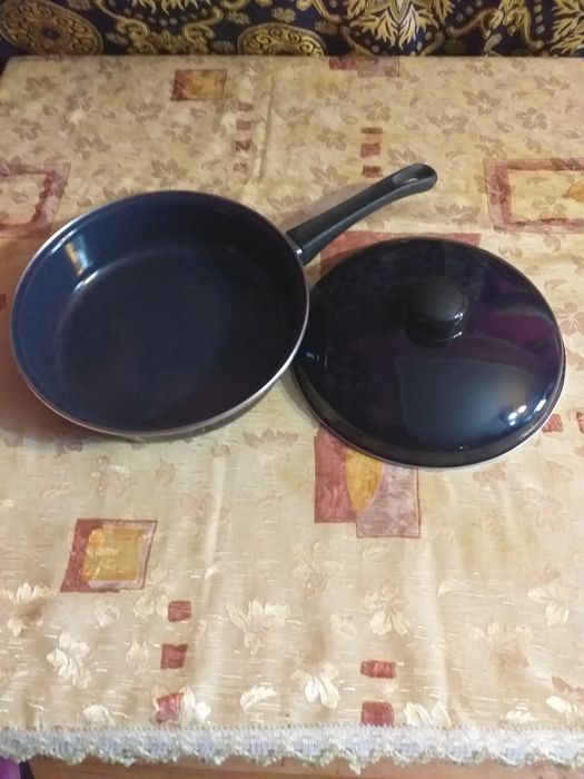 Сковородка эмалированная из крышкой новая