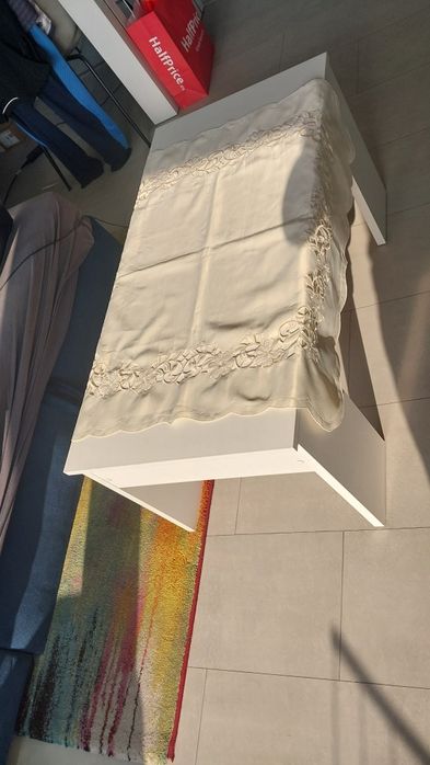 Obrus, bieżnik ecru z pięknym wzorem kwiatowym.