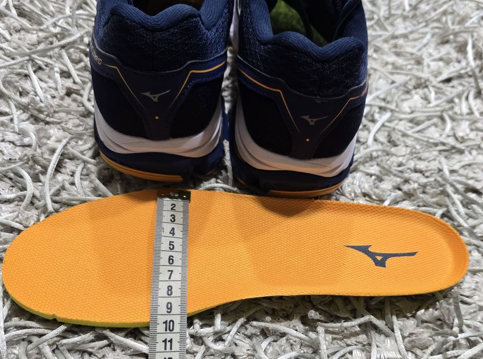 Шикарние кросівки mizuno wave ultima 10.