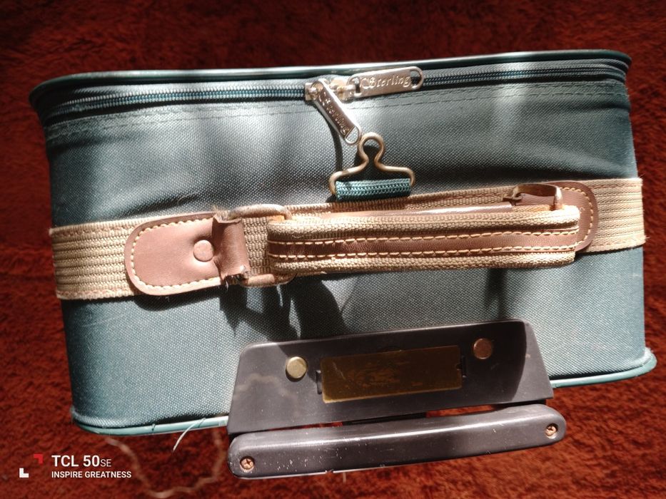 Mala de viagem em estado razoável tem algumas marcas de uso.