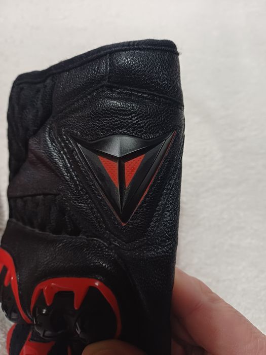 Luvas em pele da marca Dainese