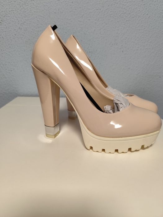 Sapatos de cor beje