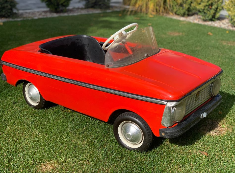 Moskwicz auto na pedały zabawka z PRL