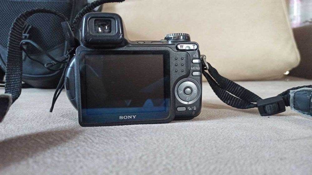 Напівпрофесійний фотоапарат SONY