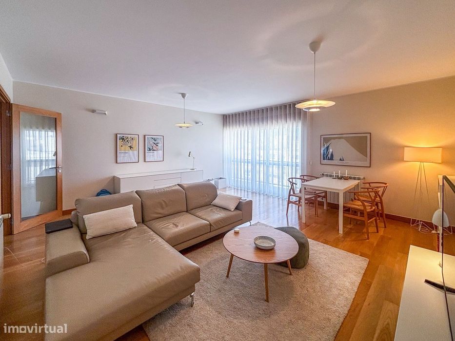 Apartamento T2 mobilado com garagem e elevador para arrendar no centro