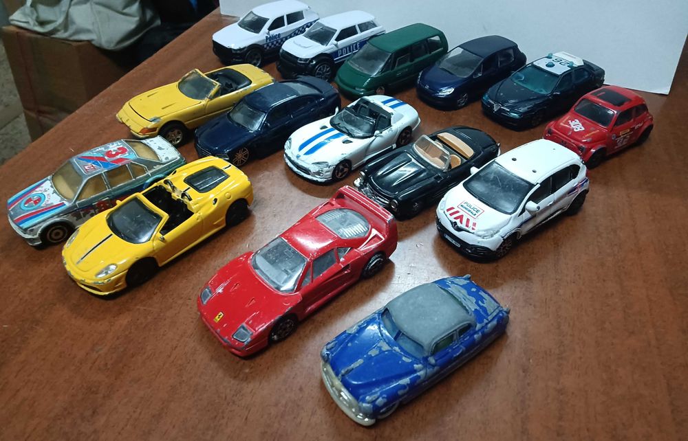 15 carrinhos  Antigos, bastante brincados e alguns com problemas