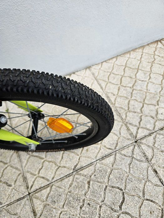 Bicicleta Btwin 500 Dark Hero 4 - 6 anos c/ rodinhas incluídas