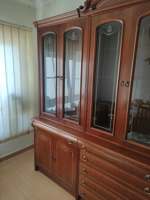 Móvel de sala/ Cristaleira em madeira