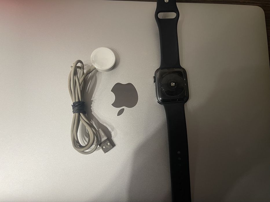 Apple Watch SE 44mm Space Gray Aluminum LTE / Cellular.