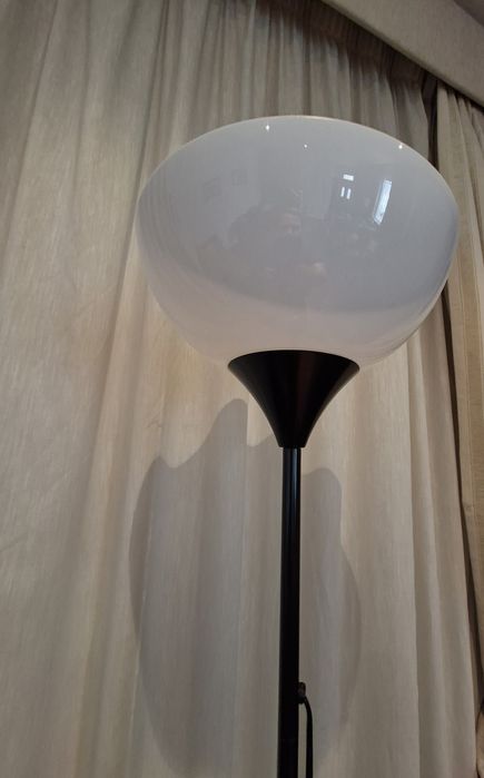 Candeeiro de pé com lâmpada