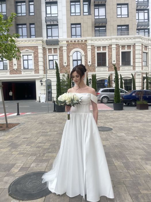 Весільна сукня s