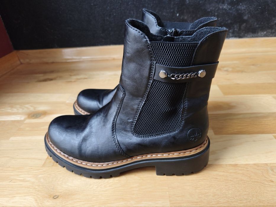 Skórzane botki Rieker Antistress r. 40 Czarne sztyblety z łańcuszkiem
