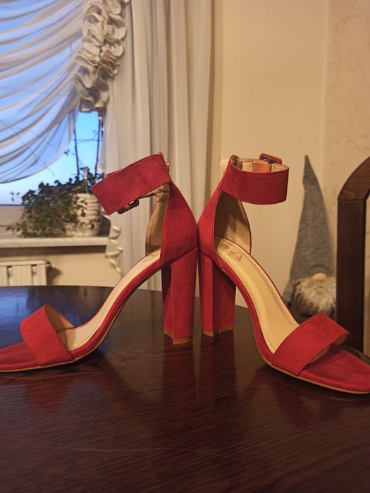 Sandałki na słupku