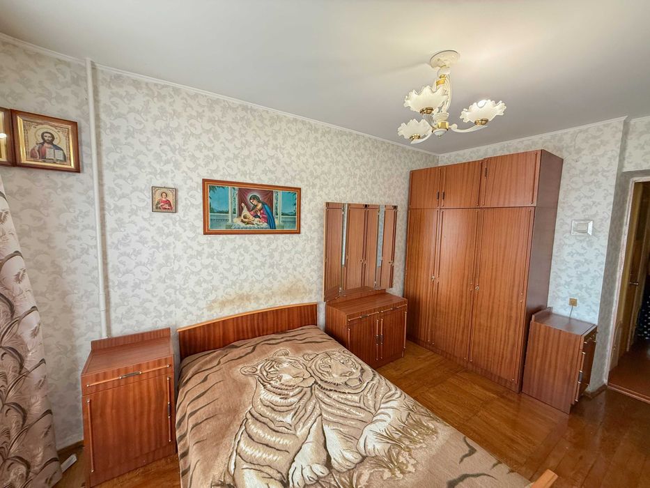 Продам 3-кімнатну квартиру в цегляному будинку.  вул.Міцкевича, 5