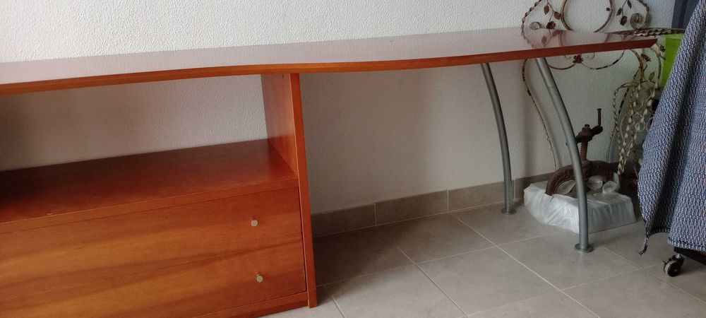 Secretária com gavetas