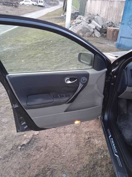 продаю свою машину рено