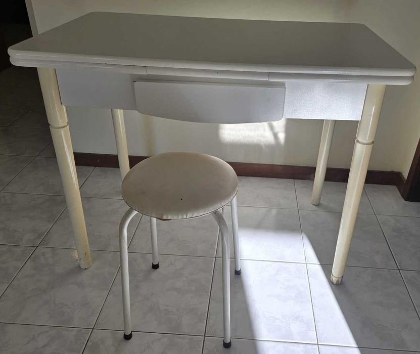 Mesa de Cozinha Extensível Branca com Gaveta + Banco Incluso