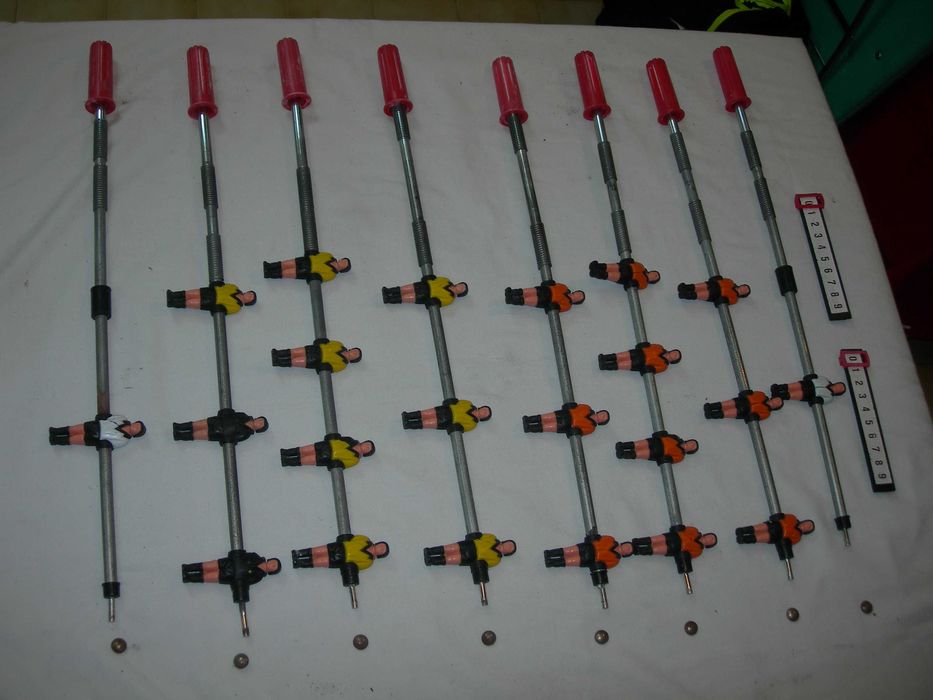 Bonecos de matraquilhos com os varões e cabos.