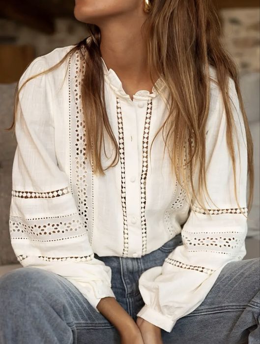 Біла блузка з вишивкою