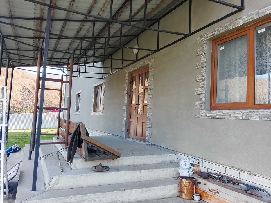 Житловий будинок з вбудованими приміщеннями комерційного призначення