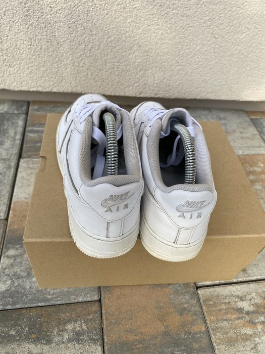 Białe sneakersy marki Nike Air Force 1