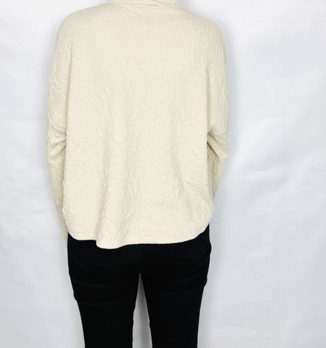 Kremowa bluzka z wysoką stójką S 36