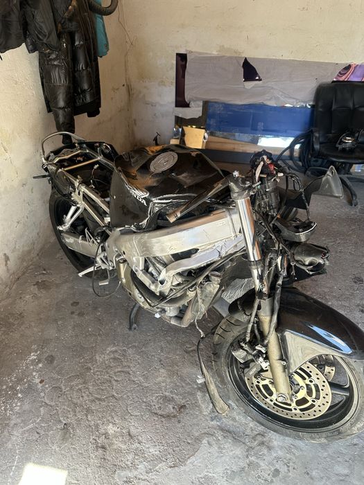Honda cbr f4i по запчастинам або цілий