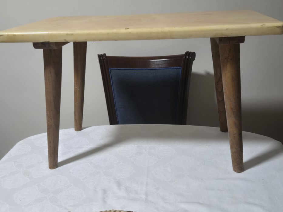 Mesa de centro tampo imita mármore