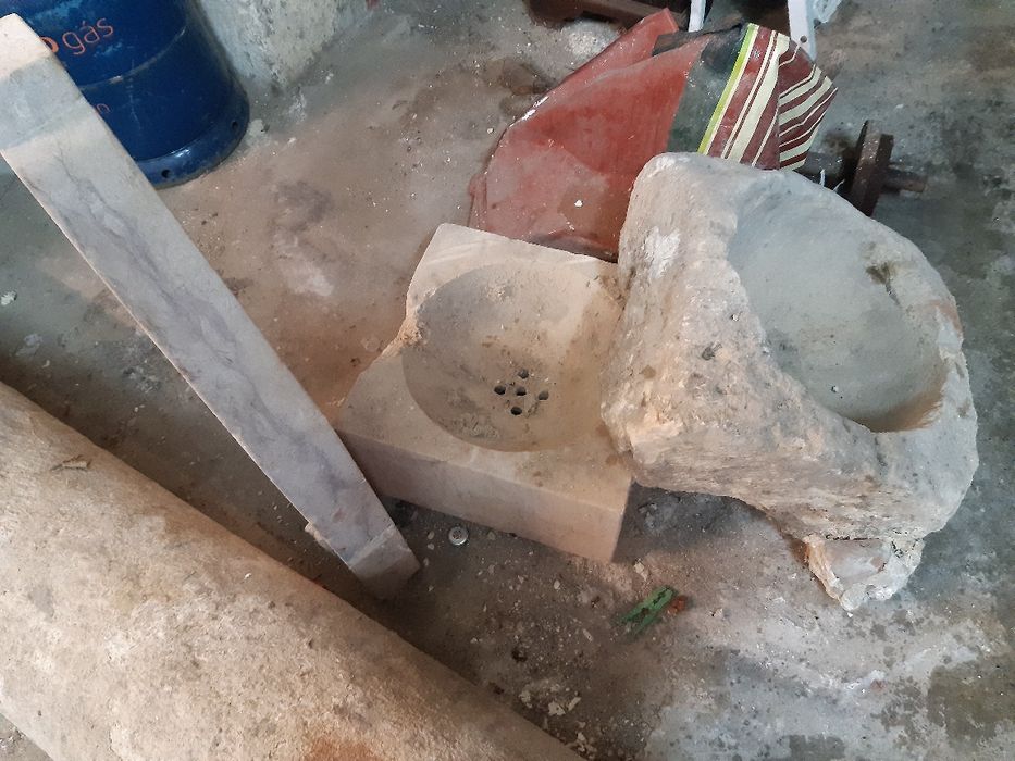 Antiguidades em pedra pias colunas