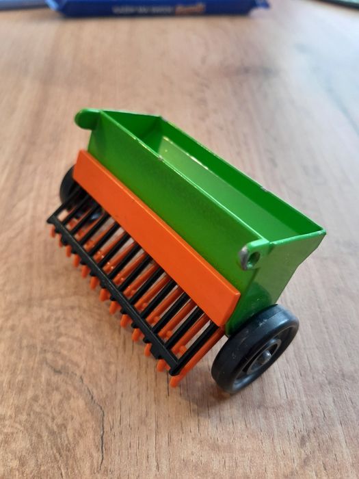 Siewnik siku 1:32  1388