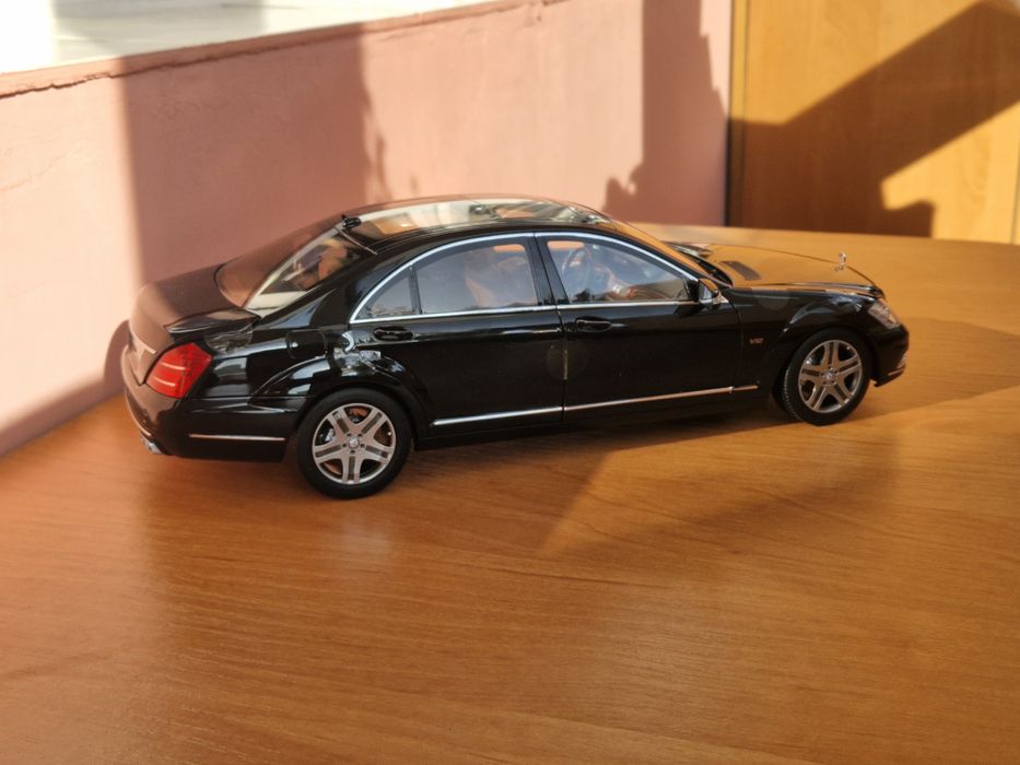 1:18 Mercedes w221 s600 Motorhelix