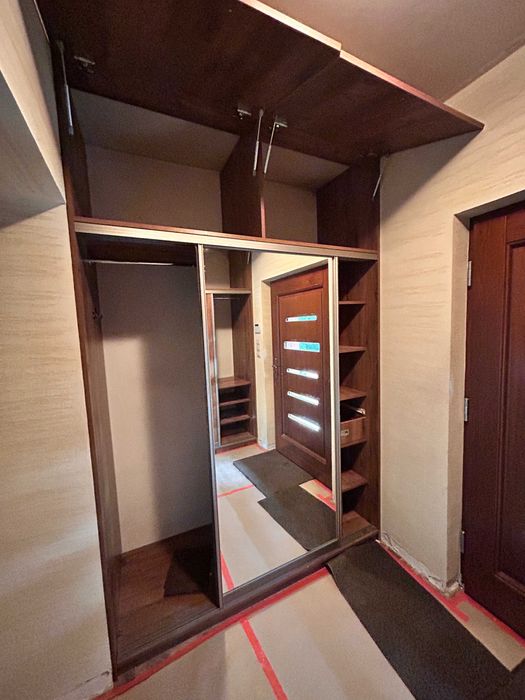 Szafa z drzwiami przesuwnymi i  lustrem do zabudowy