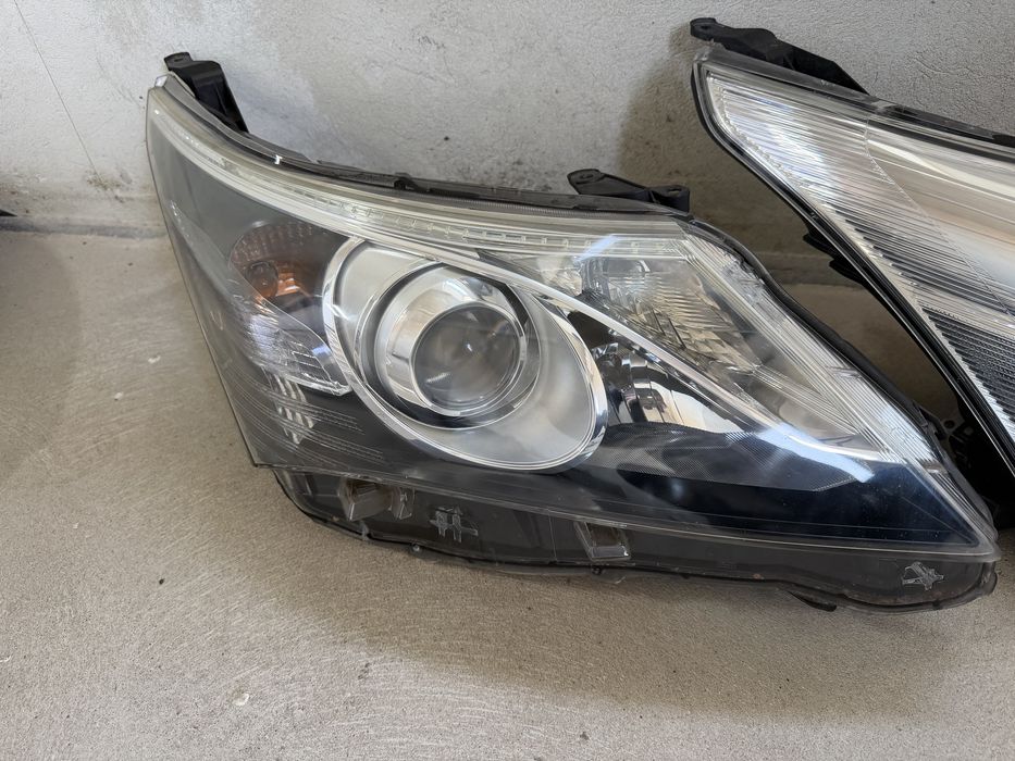 Фара передняя Toyota Avensi T27