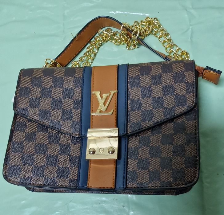 Malas novas nunca usadas ainda com etiqueta