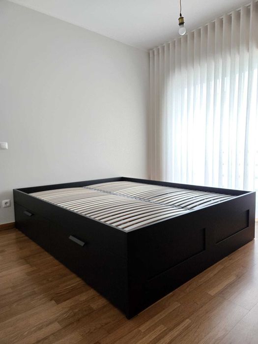 Cama de Casal Ikea Brimnes com estrado +  Oferta mesa de cabeceira