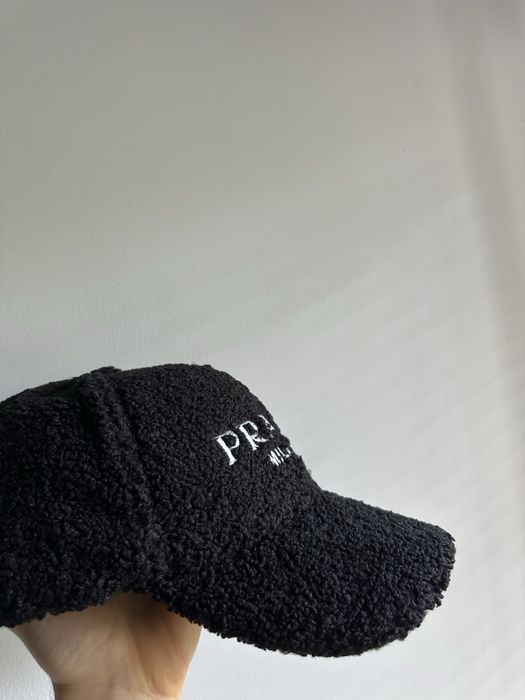 Czarna czapka prada milano