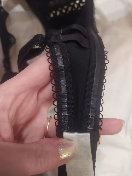 Biustonosz czarny z fiszbinami, bez pushupu, regulowane ramiączka