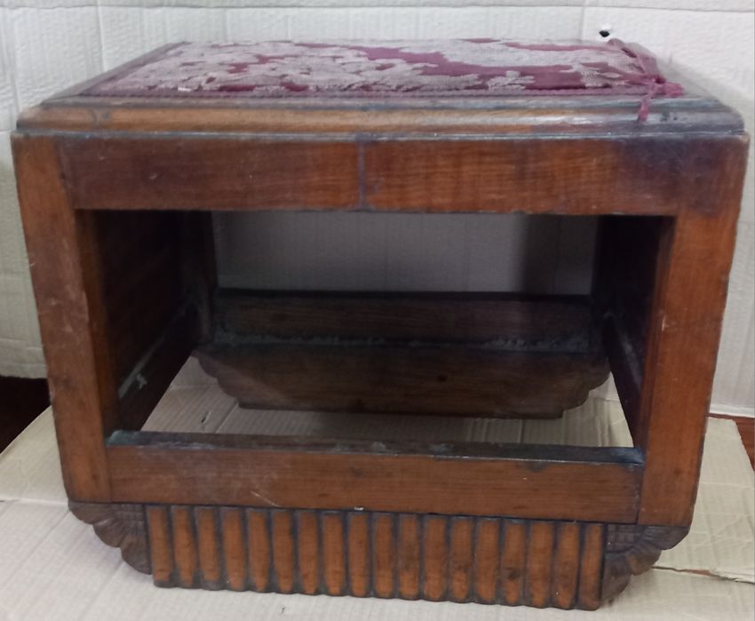 Mobilia antiga de castanho.