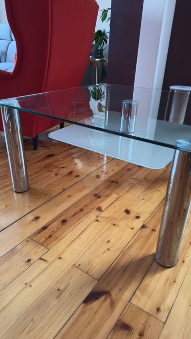 Stolik kawowy szklany o wymiarach 90x90 cm.