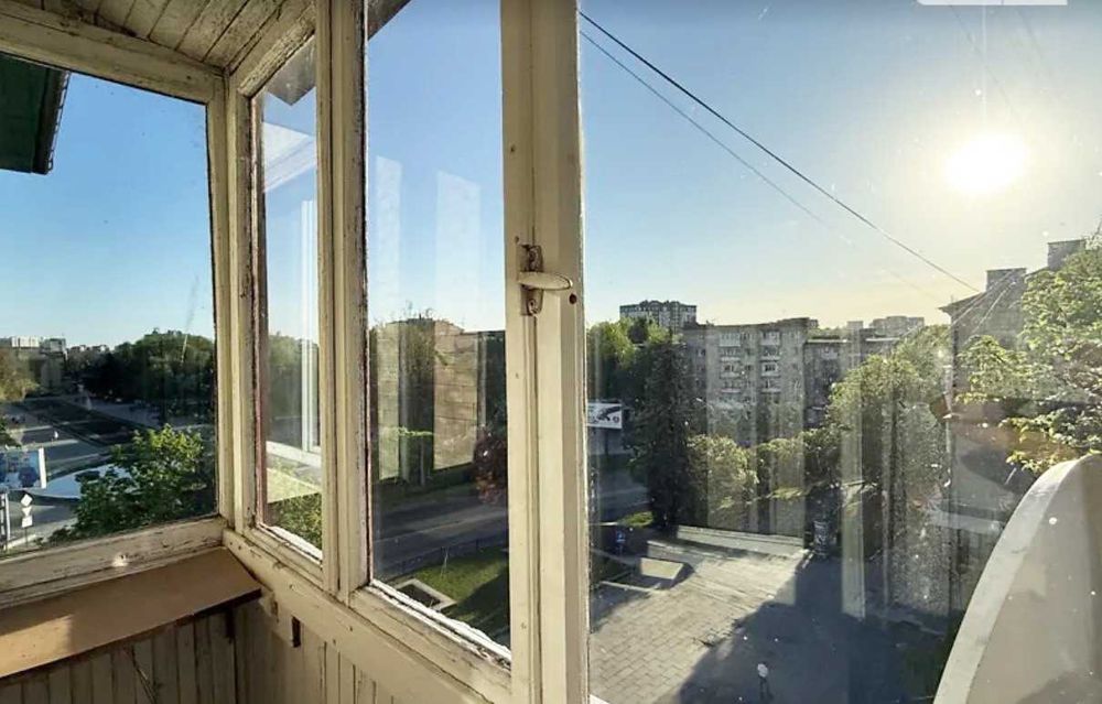 | Продам 2-кімнатну квартиру •  Центр