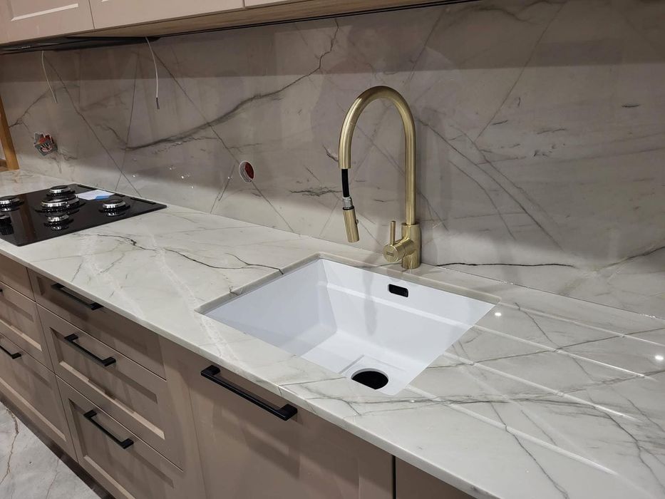 Parapety, schody, blaty z kamienia naturalnego i sztucznego na wymiar