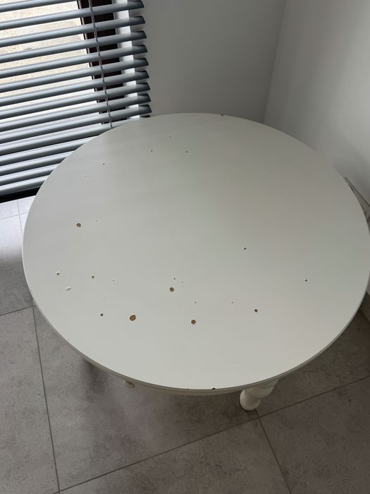 Stolik kawowy Ikea Isala okrągły z szufladą średnica: 90 cm